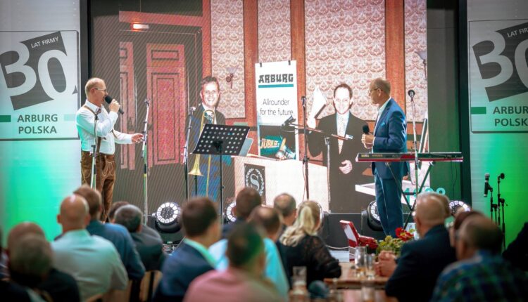 30 years Arburg Poland: Subsidiary Manager, Konrad Szymczak, (left), and former employee, Marek Zembrzuski, look back at special moments.