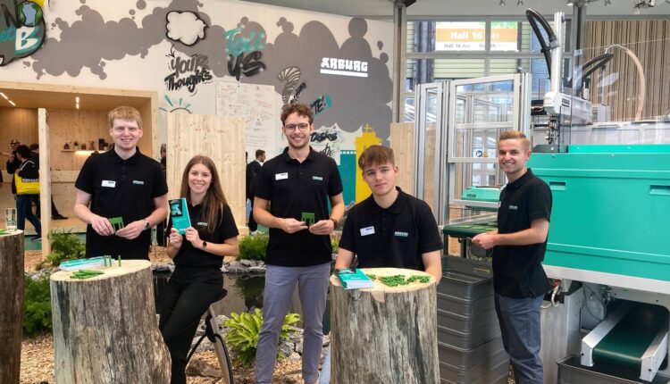 Fully motivated: Arburg trainees "rocked" the arburgGREENworld pavilion and explained the future of plastic as a recyclable material to the visitors.
