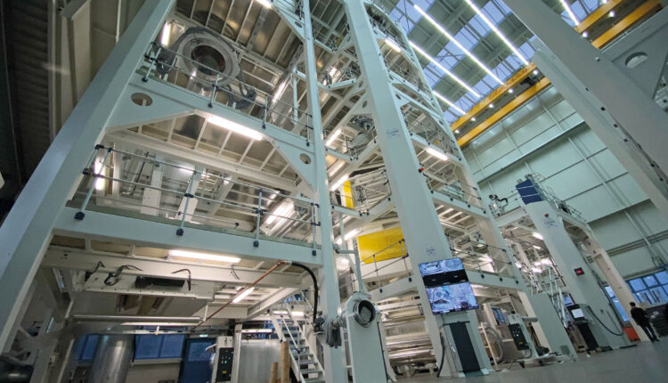 Large-scale Triple-Bubble® blown film lines from Kuhne can achieve throughputs of up to 2,000 kg/h when producing ultra-thin thermoforming film.