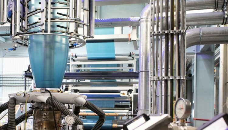 Thanks to the twin-screw and degassing unit, the EVO Fusion extruder can also process low-quality recyclate to blown film safely.